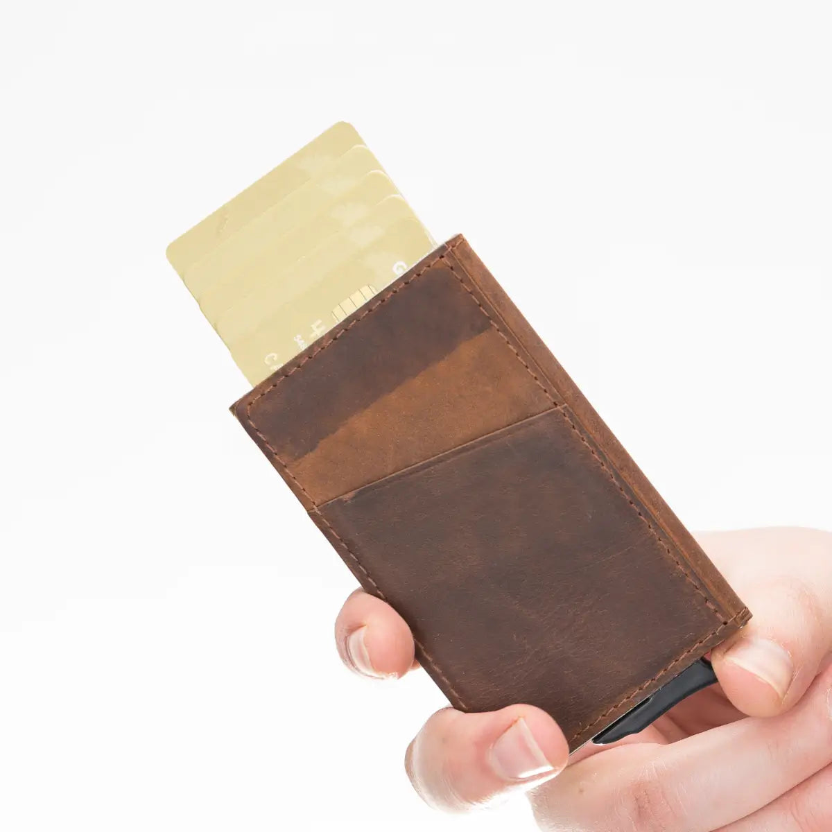 Minimalistischer Kartenhalter aus braunem Leder im Used-Look
