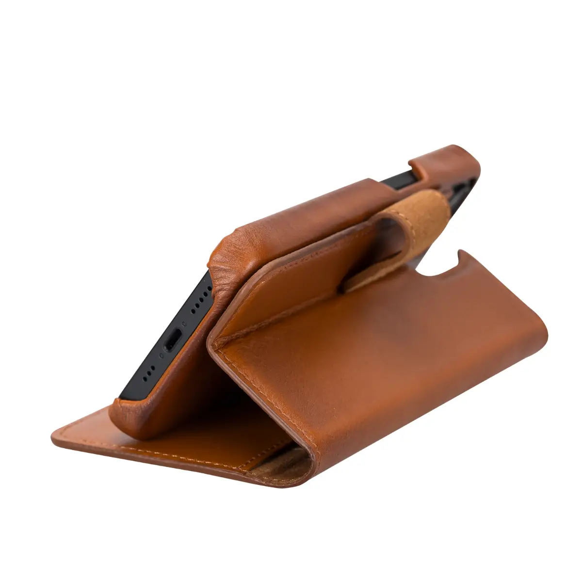 Brieftaschen-Etui aus brüniertem hellbraunem Leder für iPhone 14, Prestige