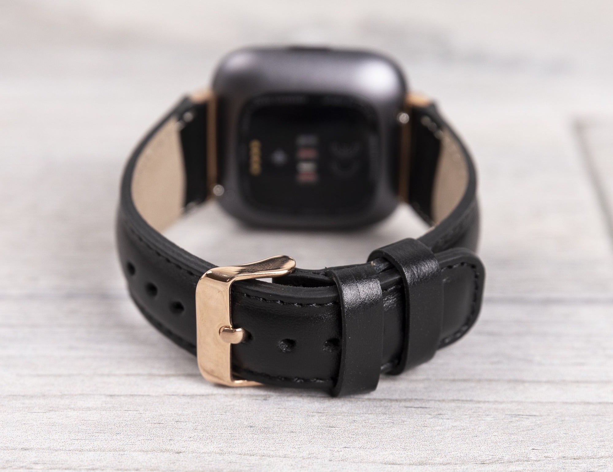 Schwarzes klassisches Fitbit-Uhrenarmband aus Leder 