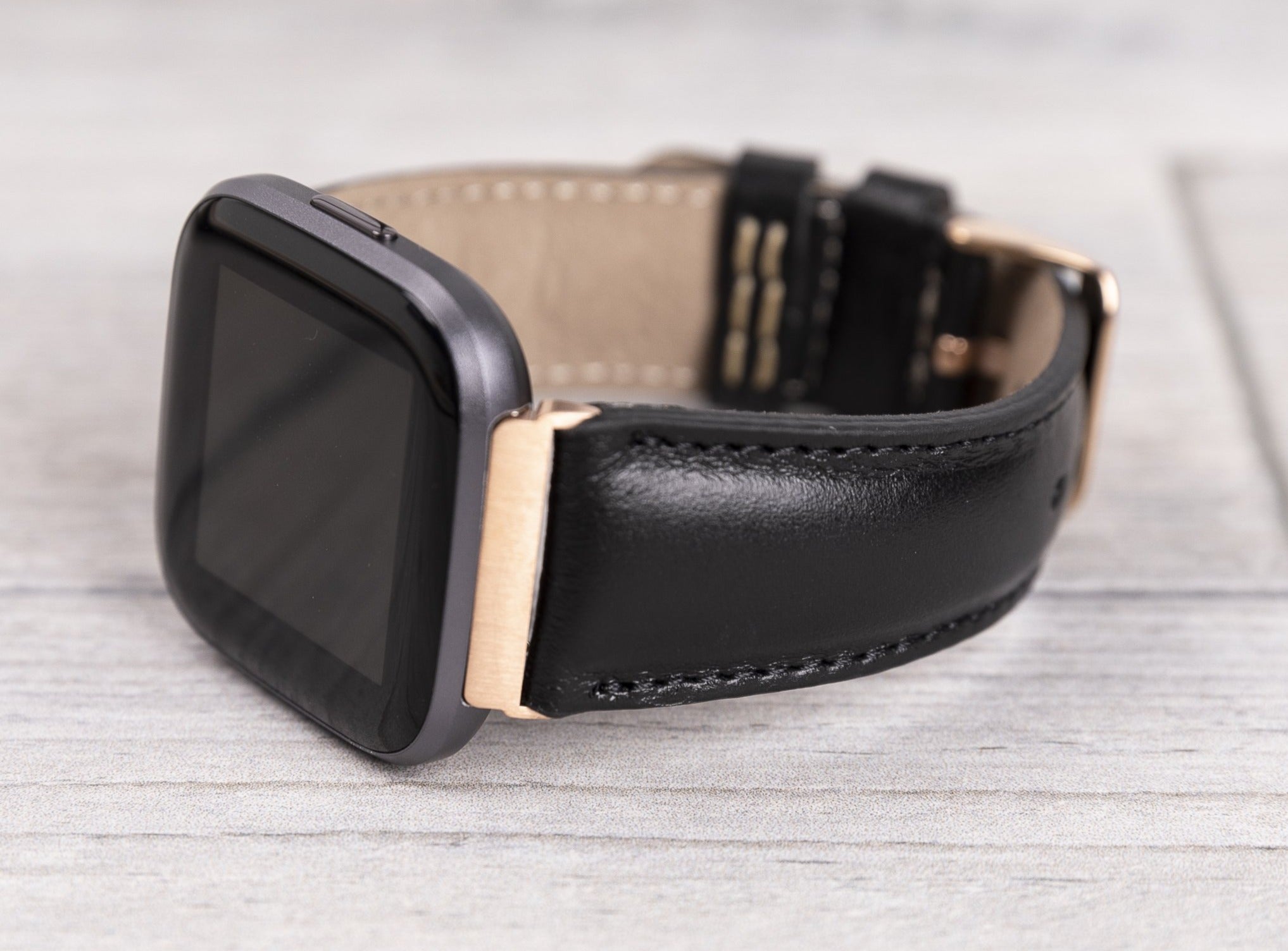 Schwarzes klassisches Fitbit-Uhrenarmband aus Leder 