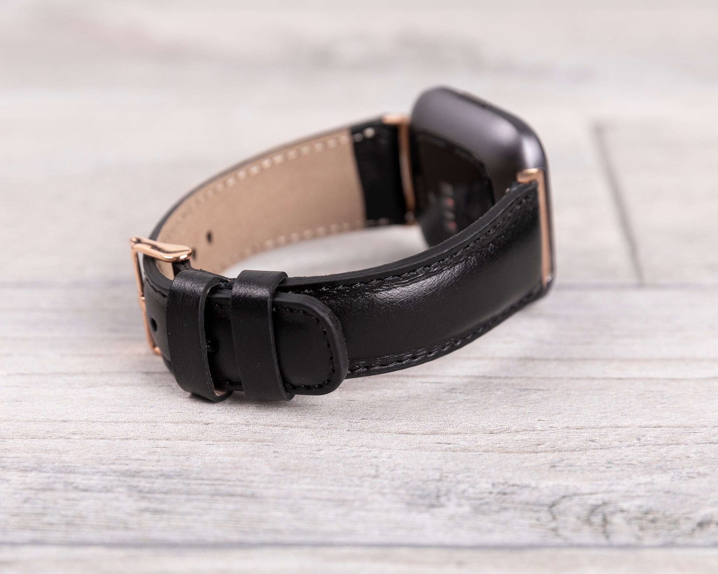 Schwarzes klassisches Fitbit-Uhrenarmband aus Leder 