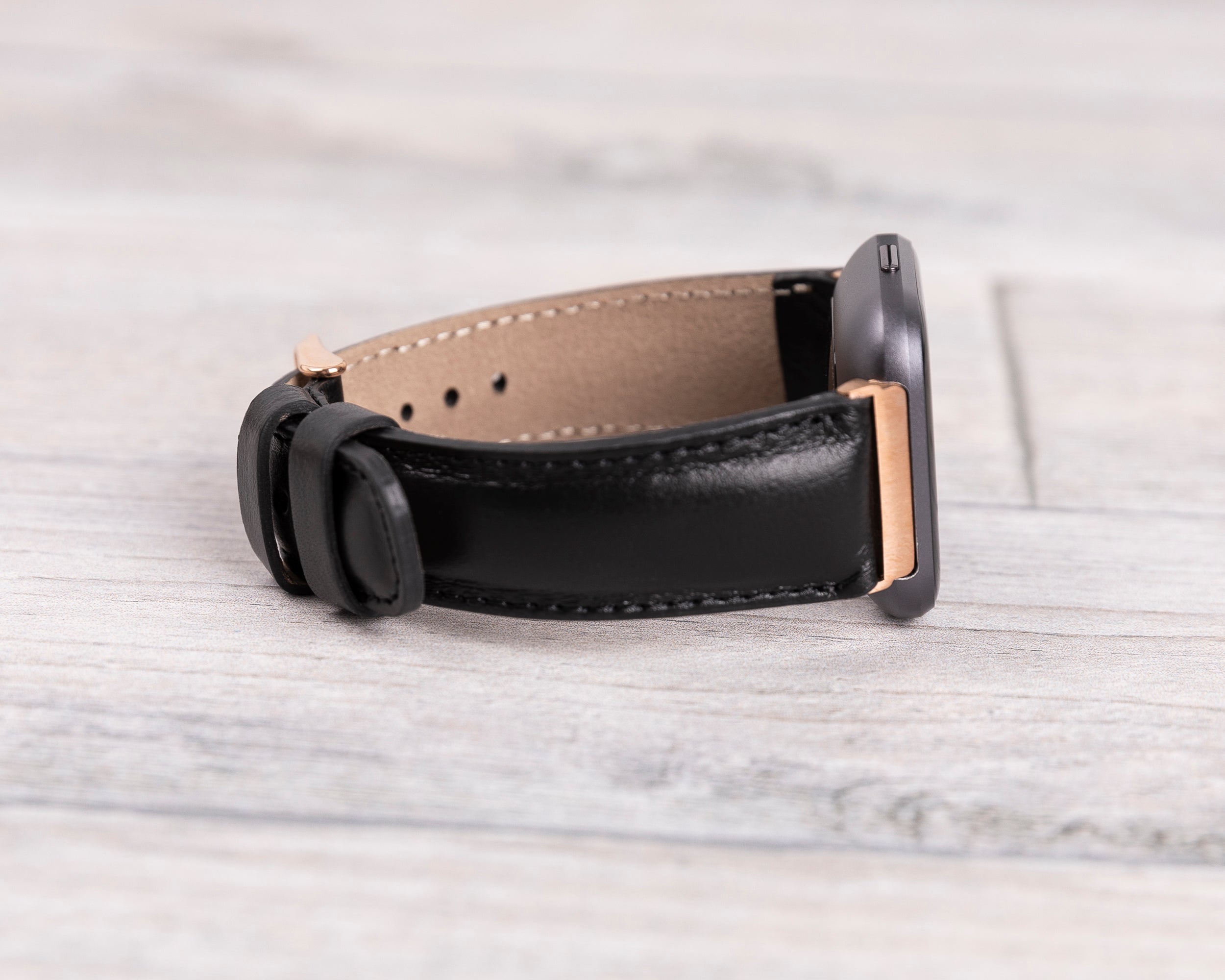 Schwarzes klassisches Fitbit-Uhrenarmband aus Leder 