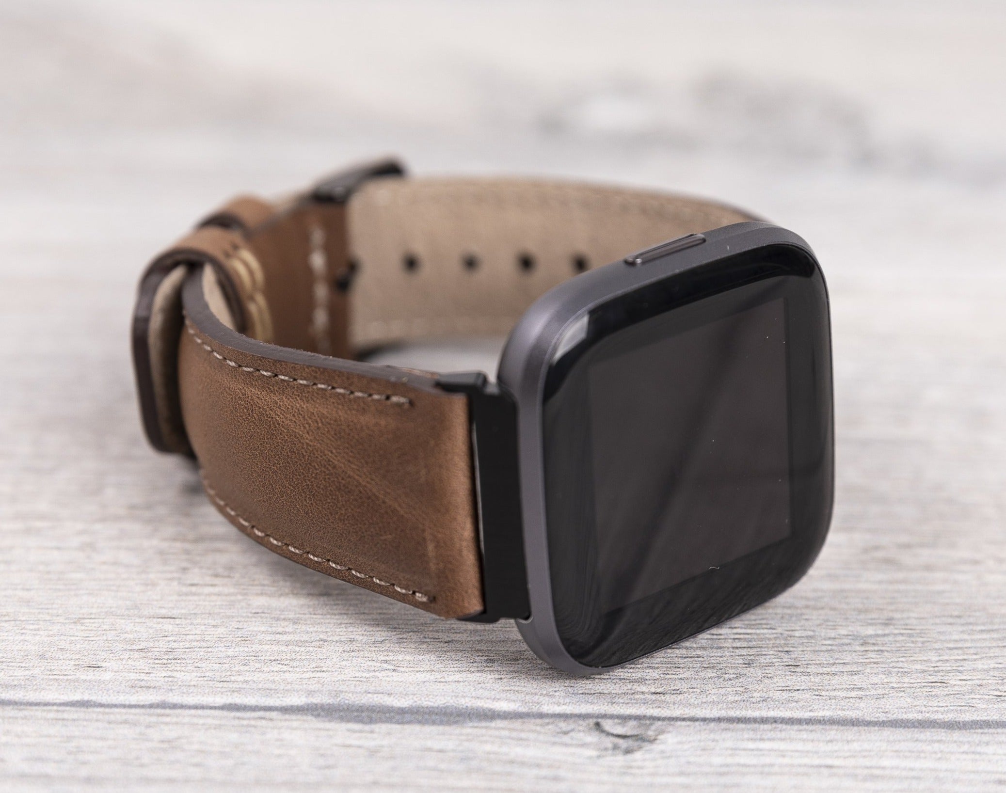 Braunes klassisches Fitbit-Uhrenarmband aus Leder 