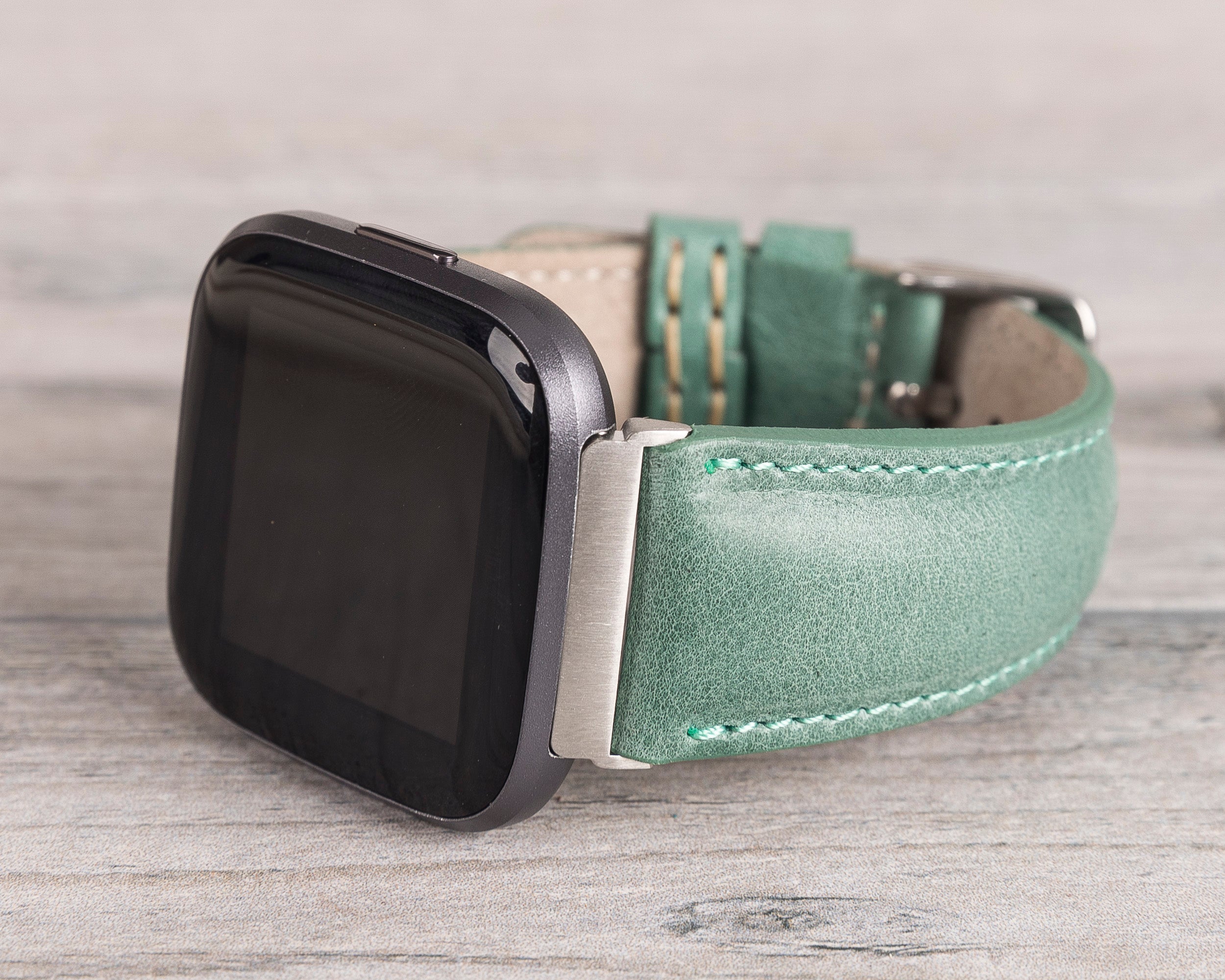 Seegrünes klassisches Fitbit-Uhrenarmband aus Leder 