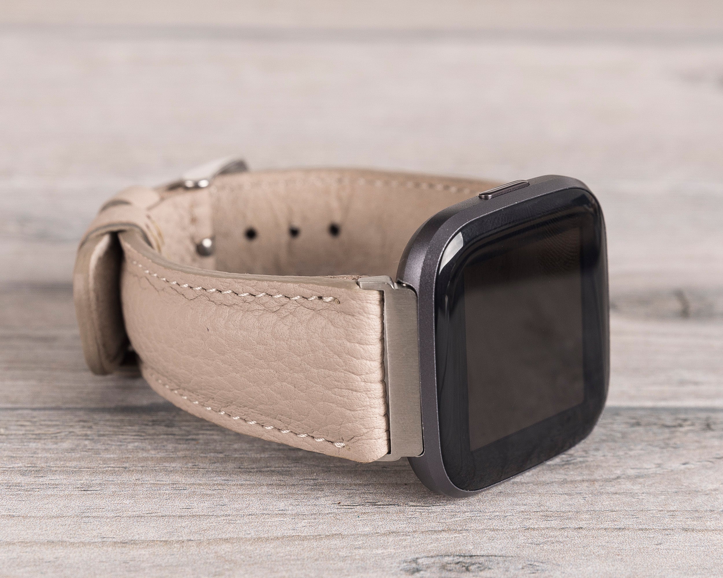 Beiges klassisches Fitbit-Uhrenarmband aus Leder 