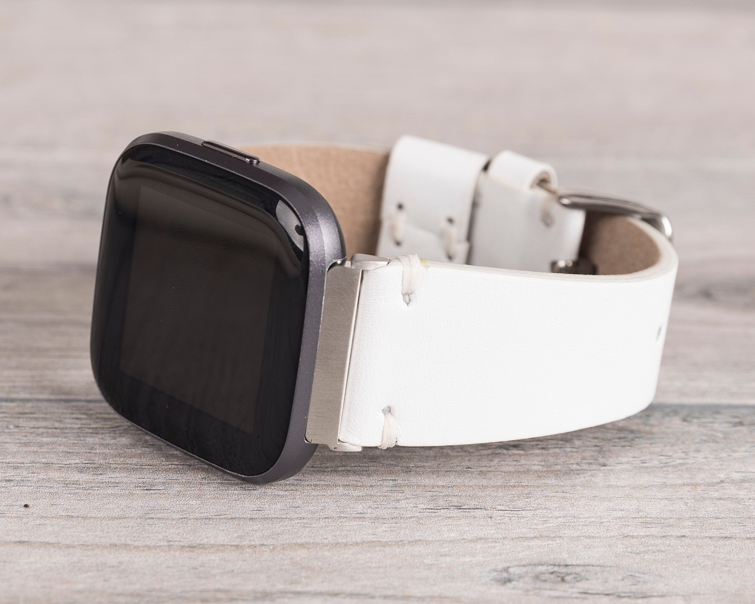 Weißes klassisches Fitbit-Uhrenarmband aus Leder 