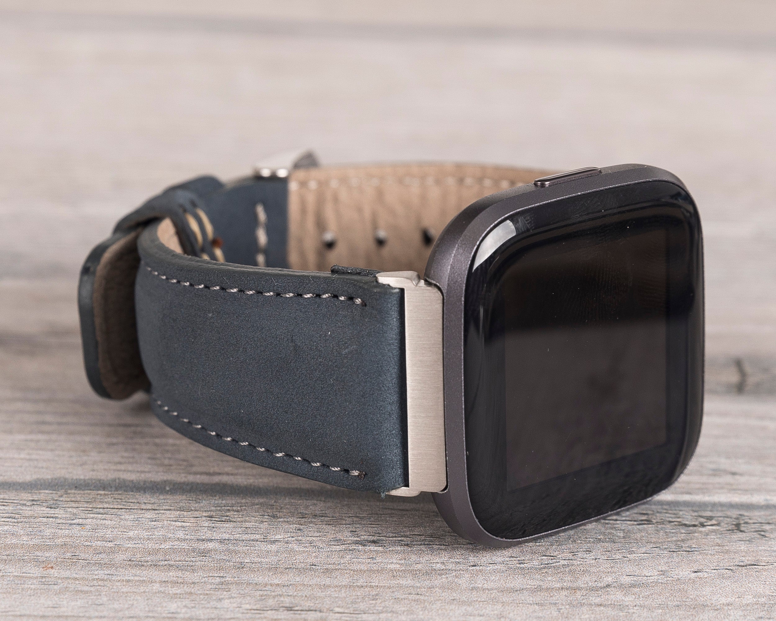 Klassisches Fitbit-Uhrenarmband aus blauem Leder