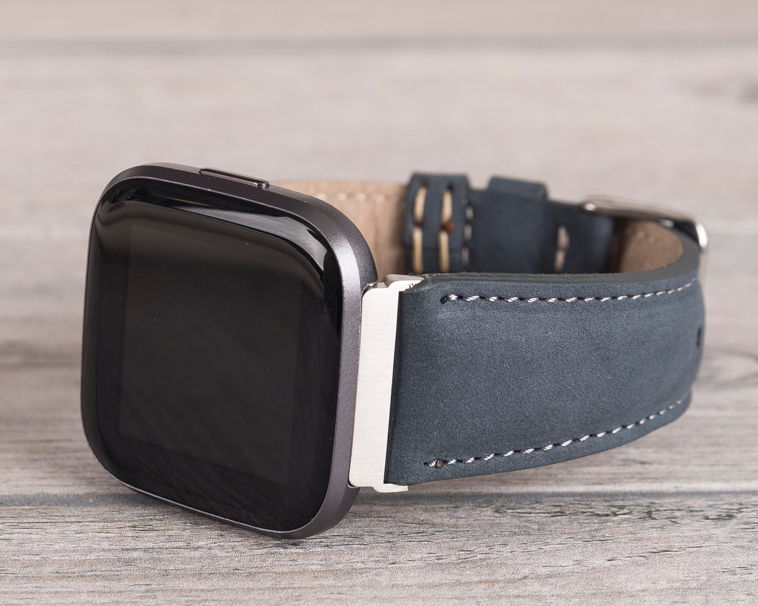 Klassisches Fitbit-Uhrenarmband aus blauem Leder