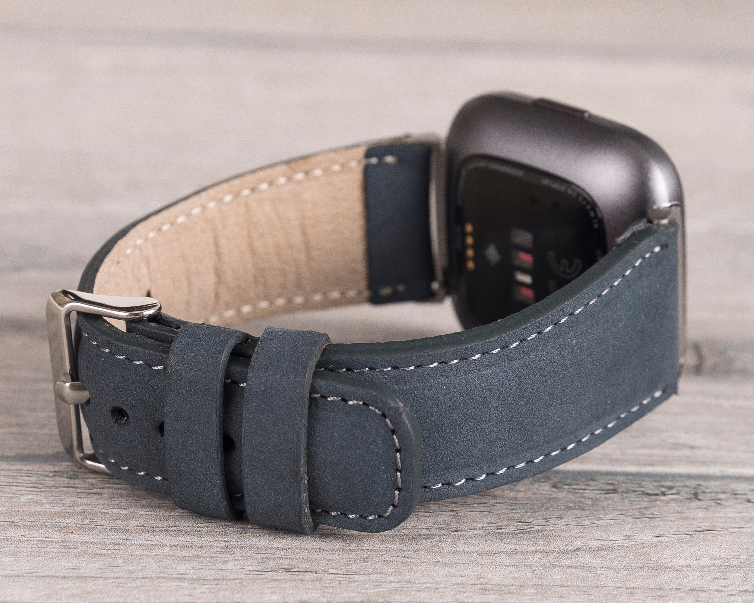 Klassisches Fitbit-Uhrenarmband aus blauem Leder