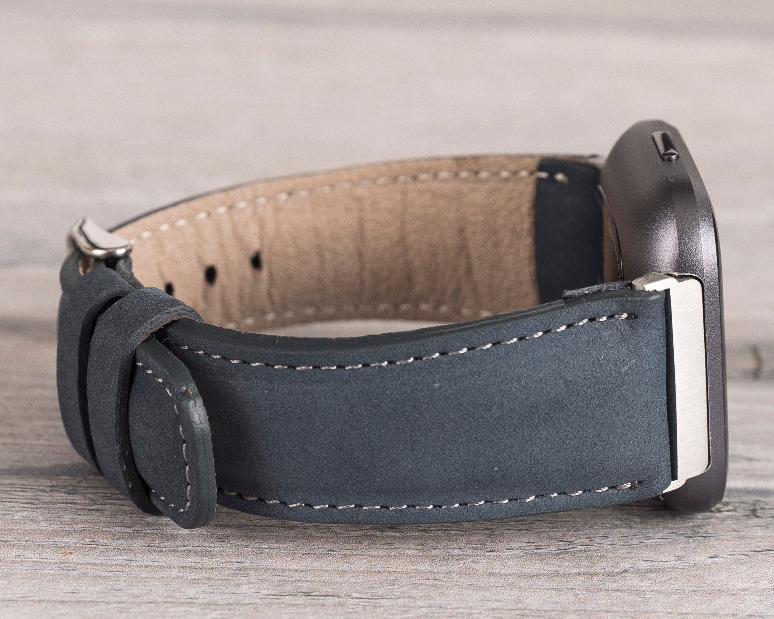 Klassisches Fitbit-Uhrenarmband aus blauem Leder