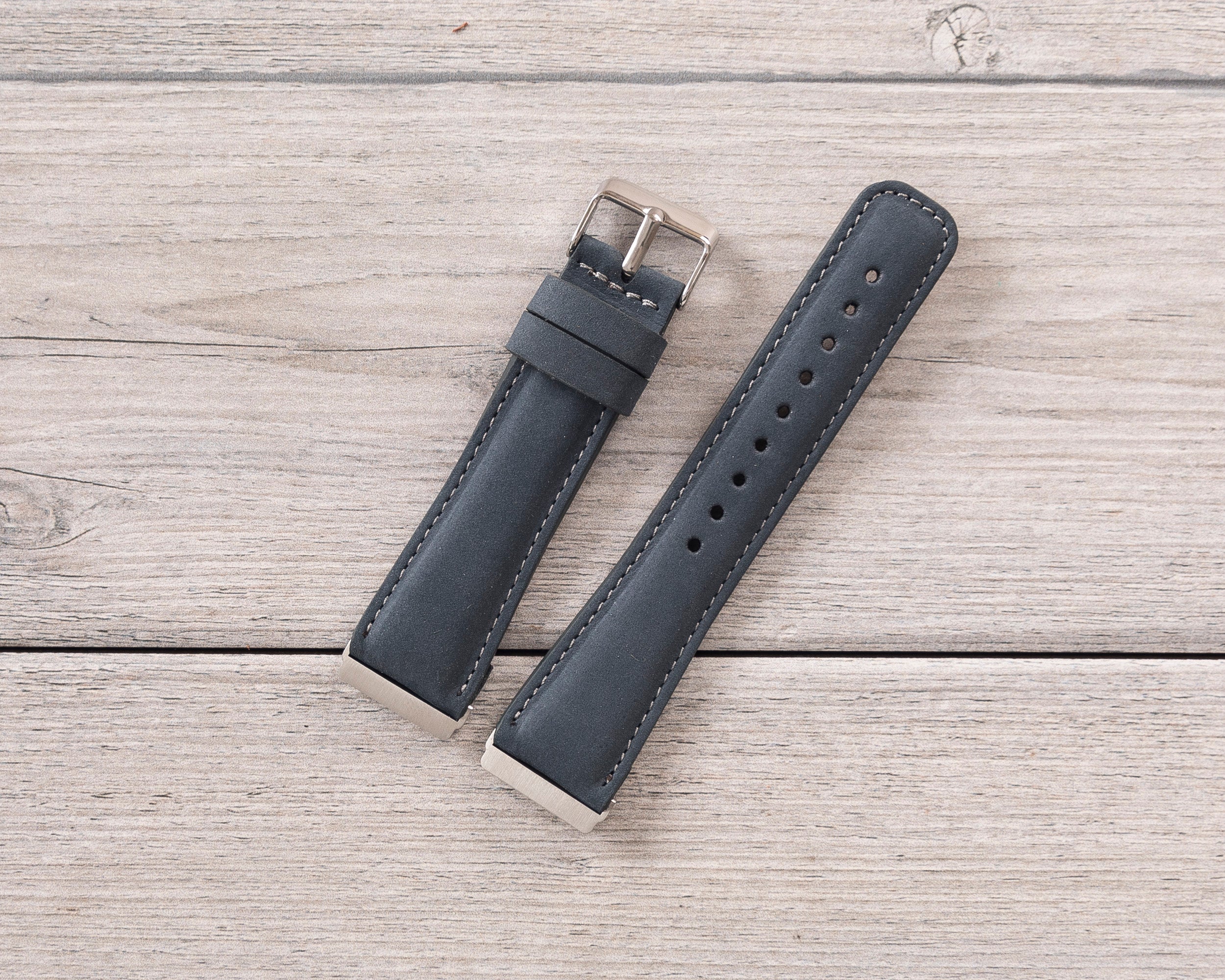 Klassisches Fitbit-Uhrenarmband aus blauem Leder