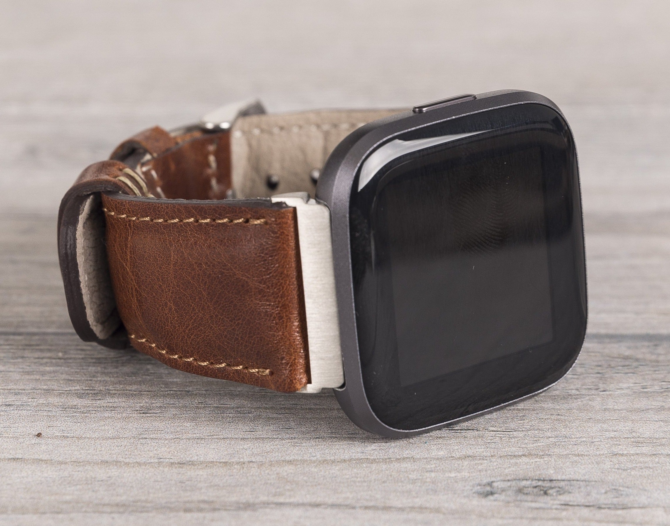 Dunkelbraunes klassisches Fitbit-Uhrenarmband aus Leder 