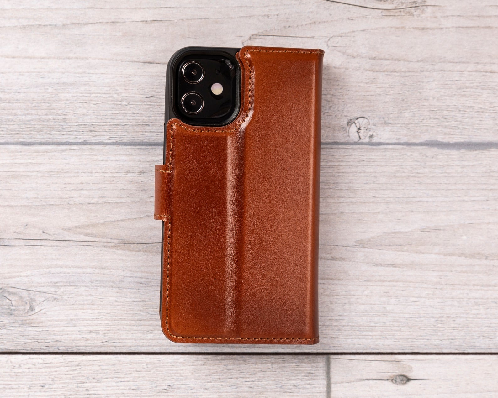 Magnetische Brieftaschenhülle aus brüniertem hellbraunem Leder für iPhone 12-Modelle 